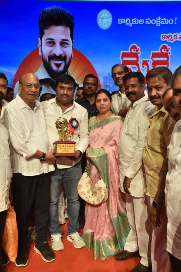 INTUC leader Kasireddy receives Shramika Shakti Award from Jaganmohan Reddy